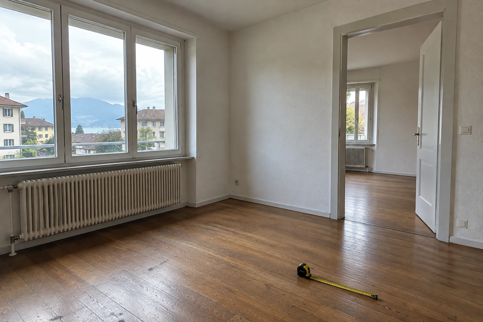 Heller Wohnraum mit Blick auf den See