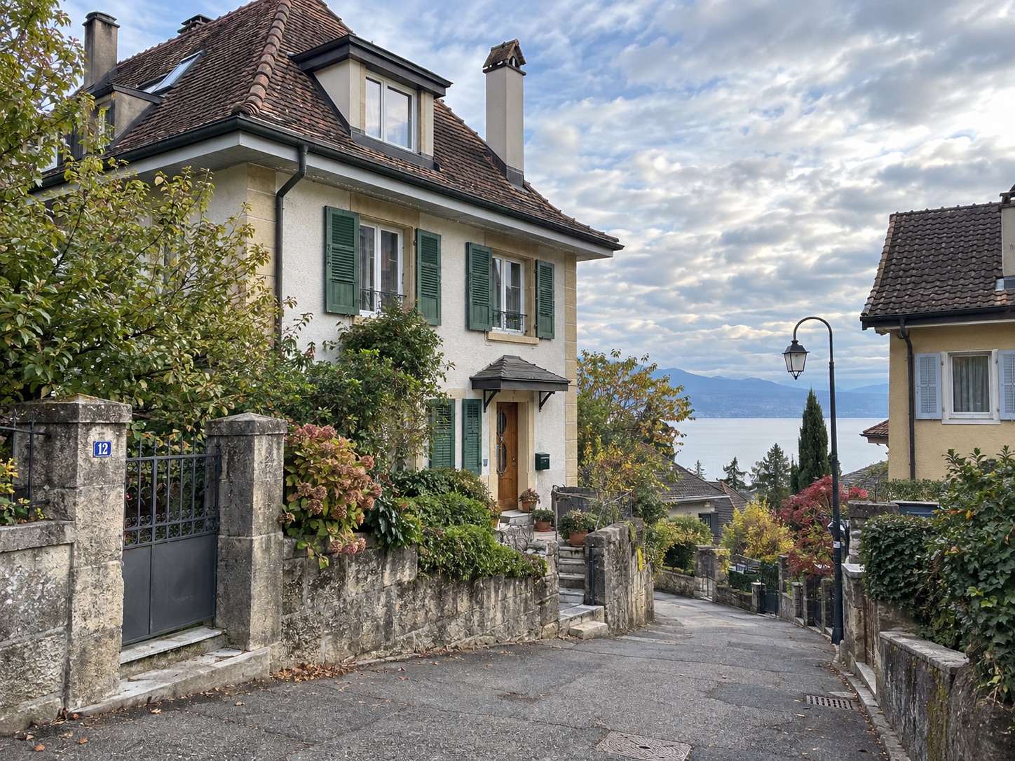 Haus mit Garten und Seeblick — Garten mit Bäumen, See im Hintergrund