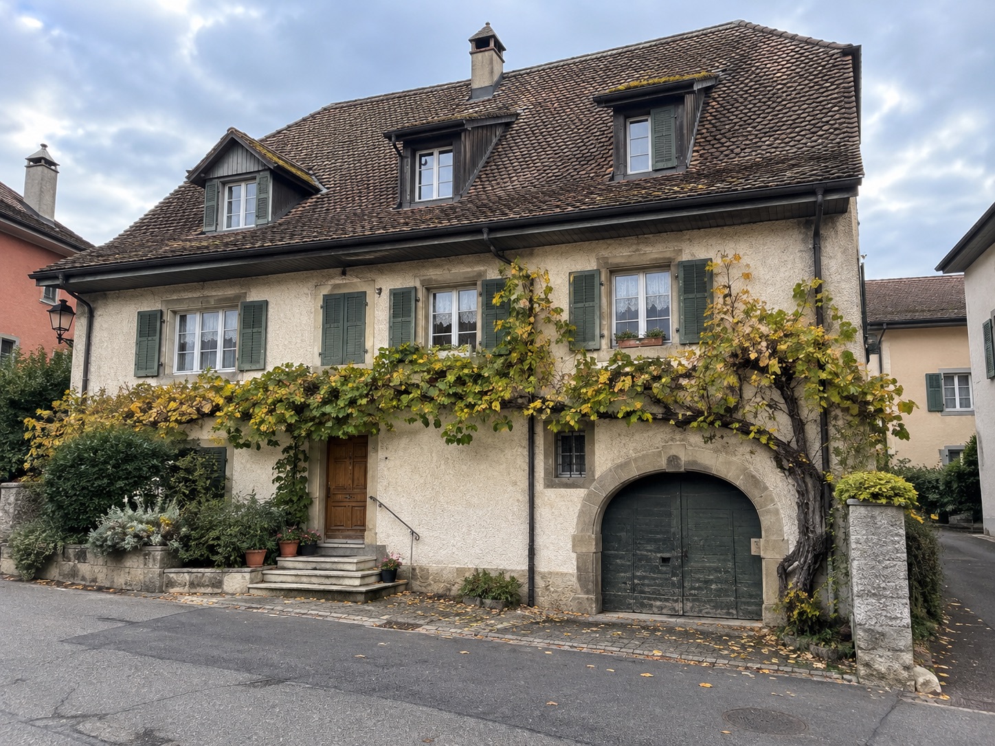 Charaktervolles Bauernhaus mit Gewölbeportal — Begrünte Fassade, Rundbogentür