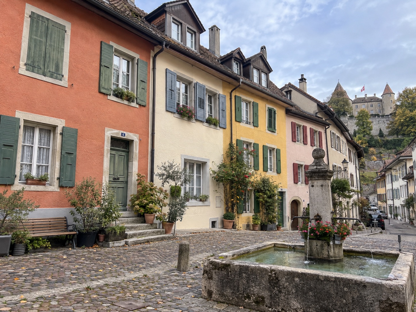 Wohnung im Zentrum an einer Fussgängerstrasse — Farbige Fassaden, Brunnen auf dem Platz