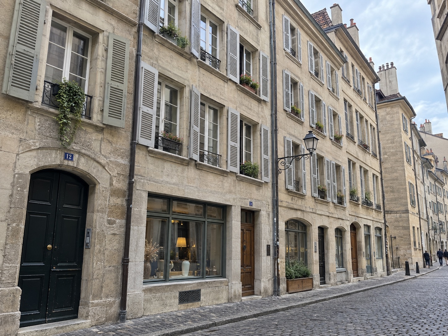 Wohnung in der Genfer Altstadt — Freie Aussicht, Steinfassade