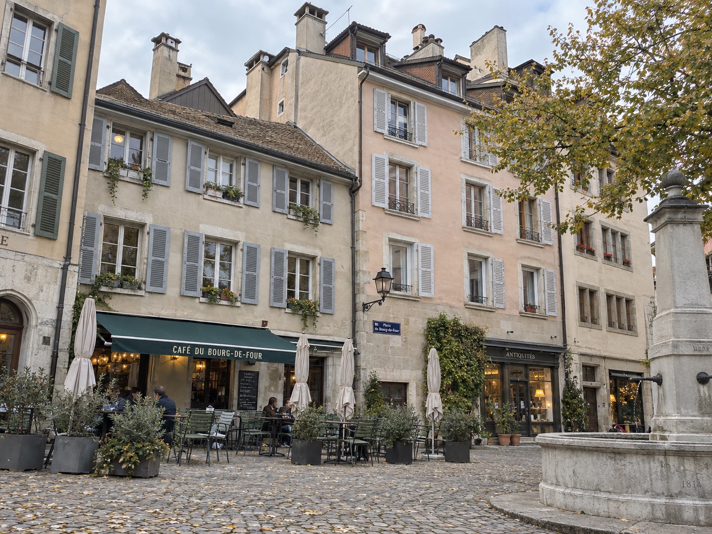 Malerisches Haus in der Altstadt — Freie Aussicht, Platz mit Brunnen