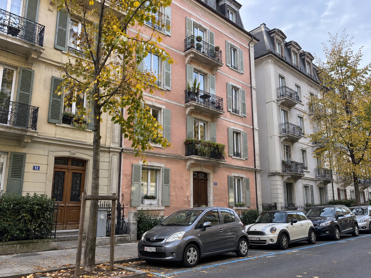 Charaktervolle Wohnung im vierten Stock — Freie Aussicht, Balkone an der Fassade